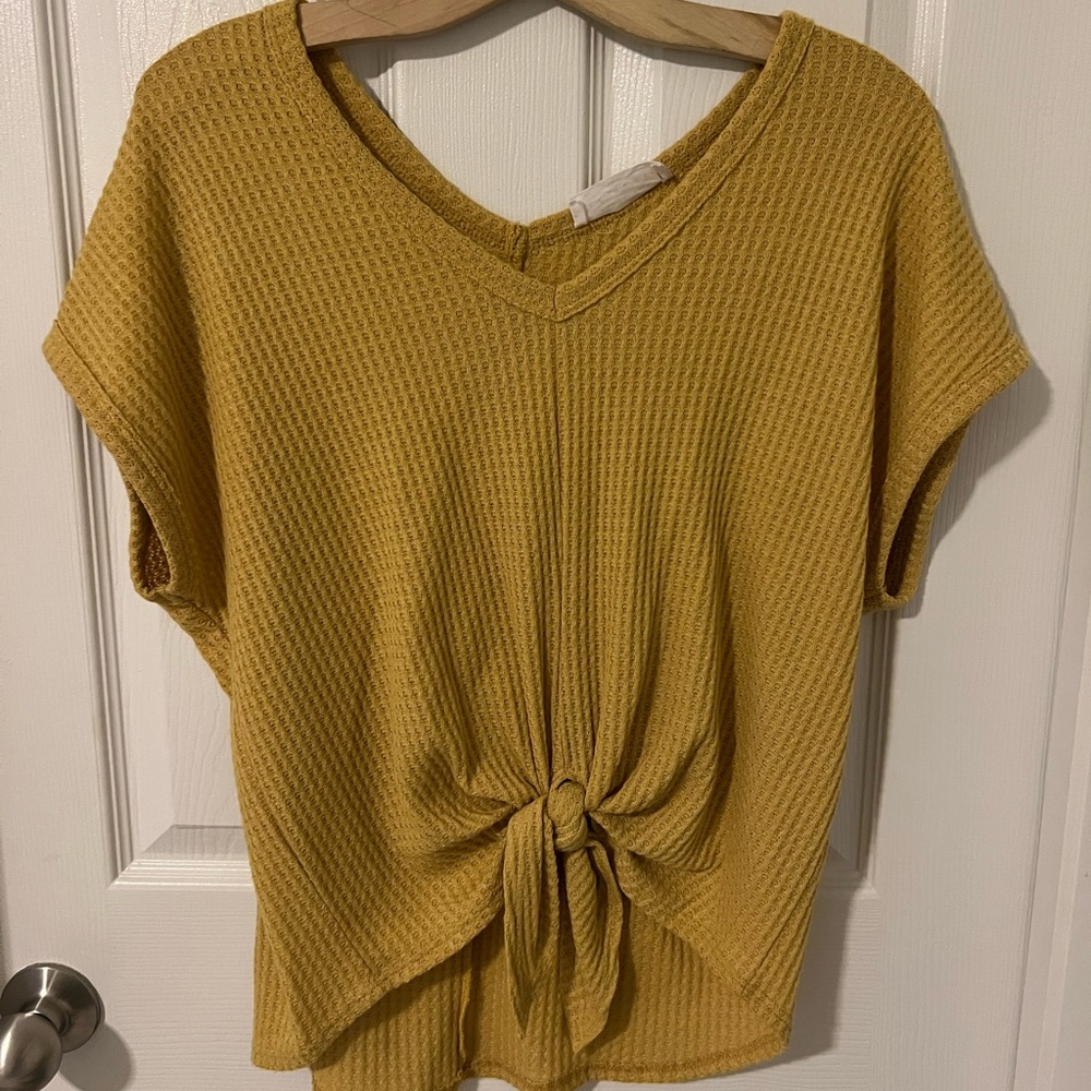 American threads knitted tie tee (color- Mustard)